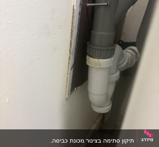 צינור פלסטיק מותקן בקיר עם ברגים